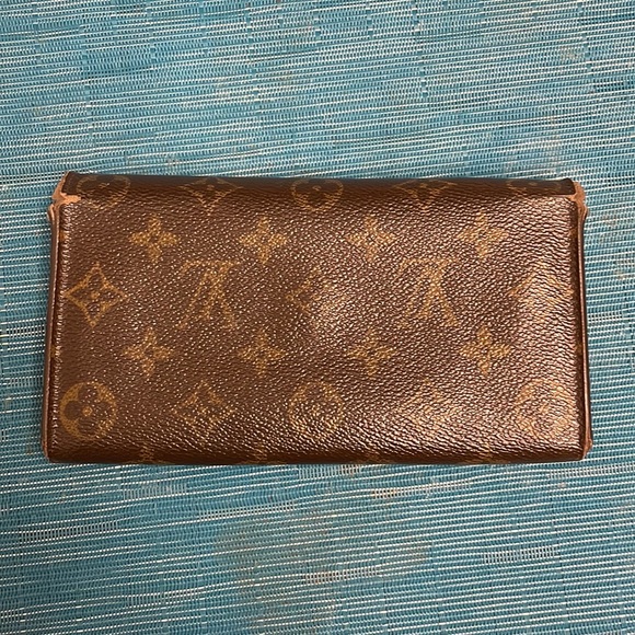 Louis Vuitton wallet in really good used condition comes with a plain non LV … - Picture 2 of 8